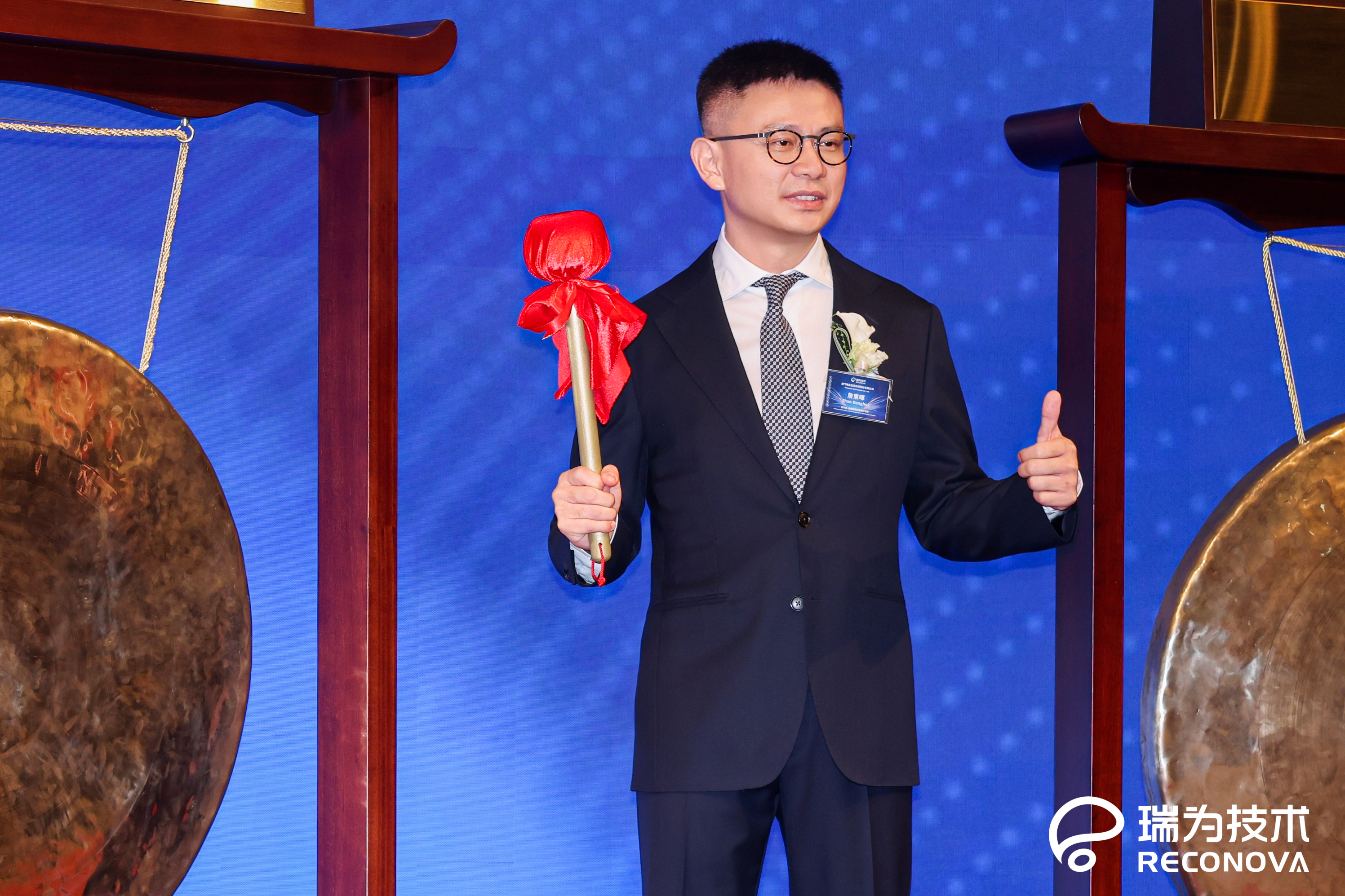 今天,我们正式登陆港交所!成为港股“视觉具身智能”第一股